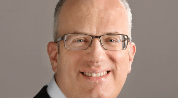 Brendan Eich 戴着太阳镜，将 null 和 undefined 放入 JavaScript 中，感觉棒极了