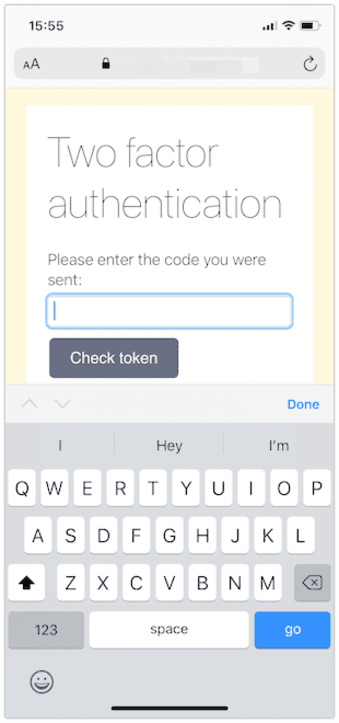 iOS Safari 浏览器中显示的网页，带有双因素身份验证提示。标准字母键盘已打开。