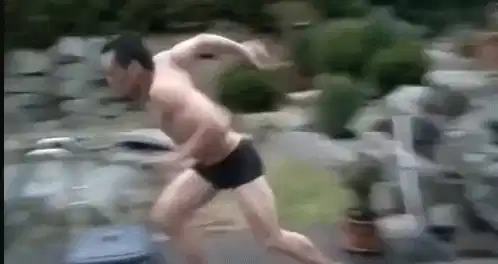 潜水时遇到路障