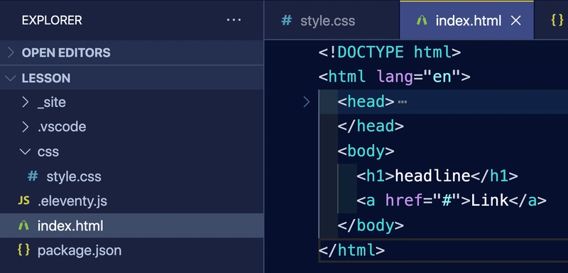 打开 HTML 文件的 VSCode 视图，显示代码编辑器字体大小比窗口面板文本大约大 2.5 倍，其中文件夹面板已展开
