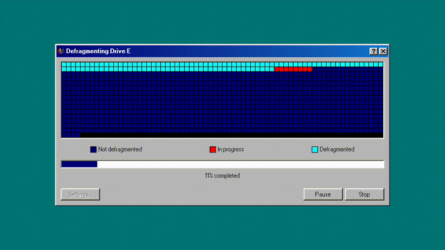 在 Windows 98 磁盘碎片整理模拟器中对磁盘进行碎片整理
