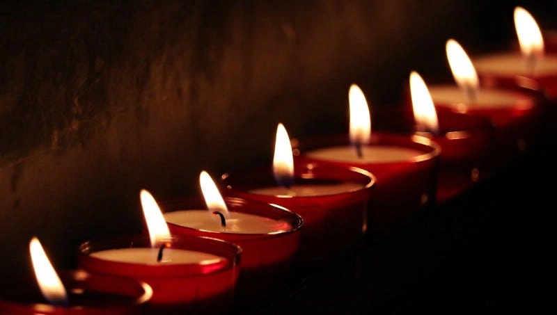 茶灯图片来自 [Pixabay](https://pixabay.com/en/tea-lights-candles-light-prayer-2223898/)