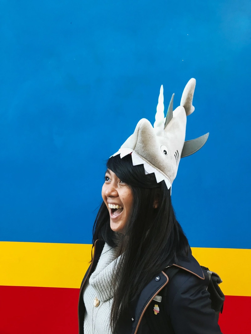Charlyn 戴着 sharknicorn 帽子