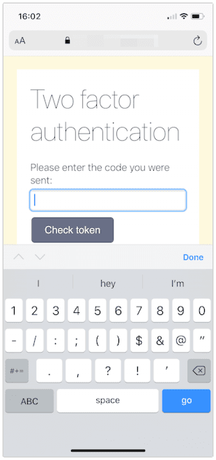 iOS Safari 浏览器中显示的网页，带有双因素身份验证提示。这次键盘包含数字和符号。