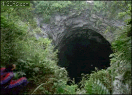 两名男子带着降落伞跳入深渊的 GIF
