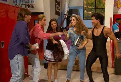 一段《Saved By The Bell》剧组的动图，他们双手合十，然后举起双手大喊。