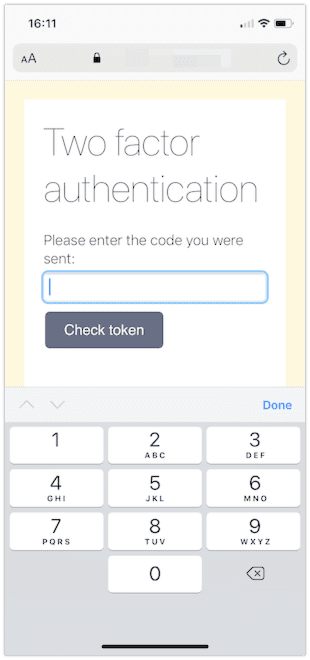 iOS Safari 浏览器中显示的网页，带有双因素身份验证提示。这次出现的是一个只有数字的简单键盘。