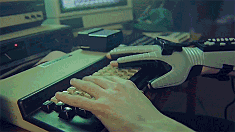 《功夫炸鸡》中的 Hackerman 戴着 Nintendo Power Glove 在键盘上打字