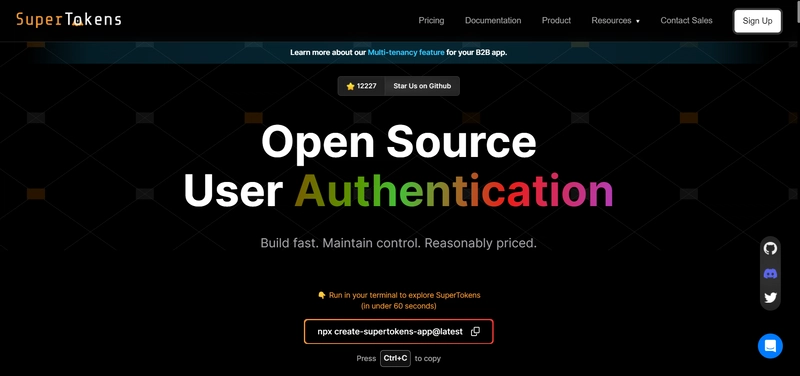 SuperTokens 的网站，这是一个开源用户身份验证解决方案。它包含一个在终端中设置 SuperToken 的命令、社交媒体图标以及行动号召按钮。网站内容如下：