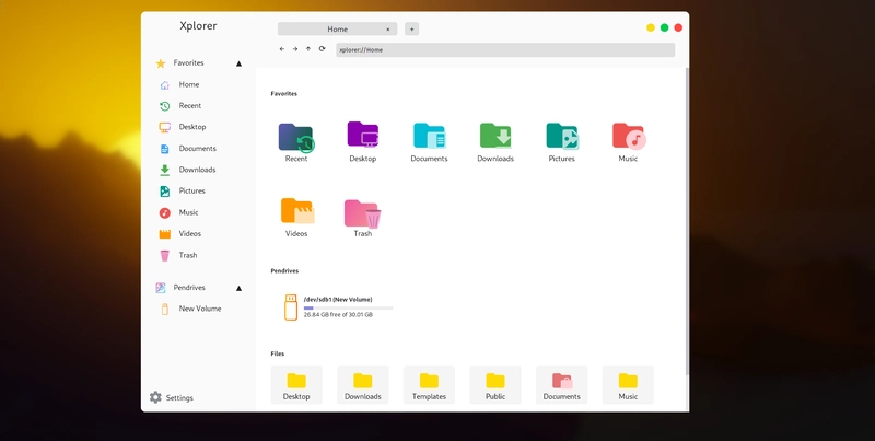 Garuda Linux 上的 Xplorer 带有 Light+ 主题