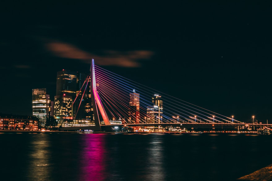 照片由 Harold Wijnholds (https://unsplash.com/@harold) 在 Unsplash (https://unsplash.com/) 上拍摄 荷兰鹿特丹伊拉姆斯大桥的夜景照片