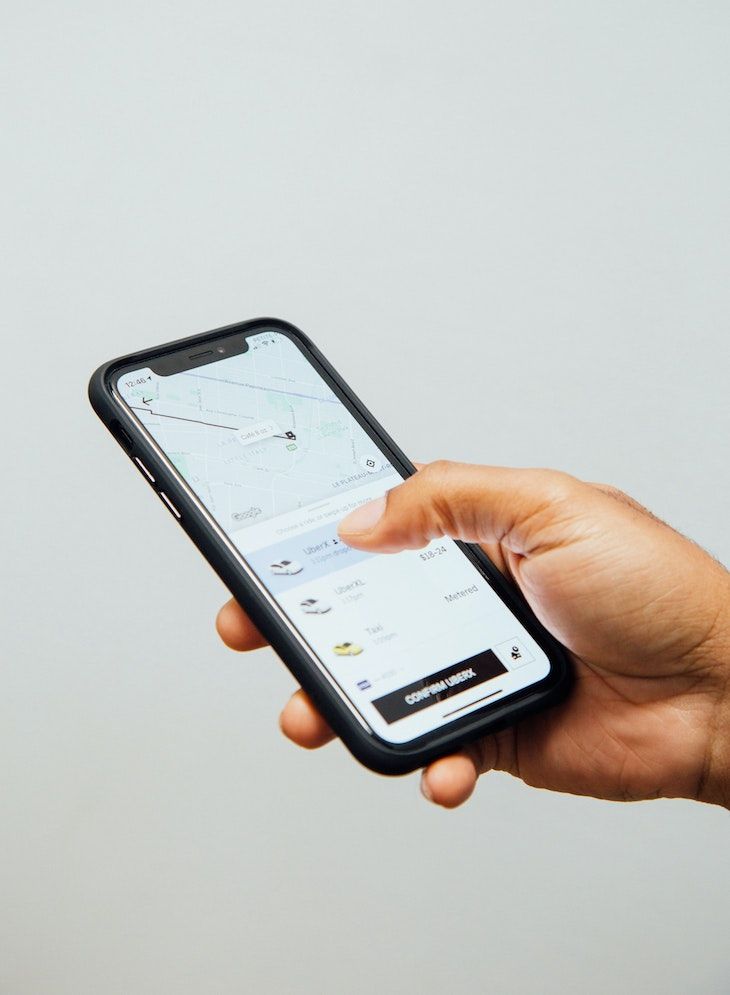 一部打开了 Uber 应用的智能手机