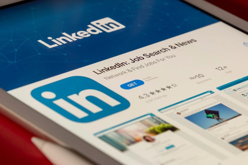 一部打开了 LinkedIn 应用的智能手机