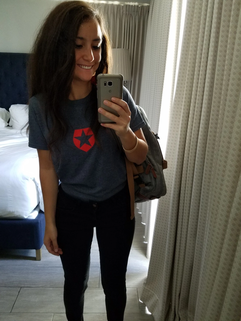 Kapehe 穿着 Auth0 衬衫的照片