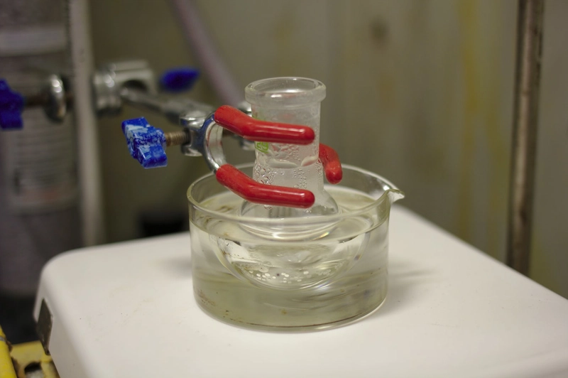 一张烧杯浸入某种盛有液体的玻璃容器的照片。看起来科学正在酝酿。我们或许应该先退一步。