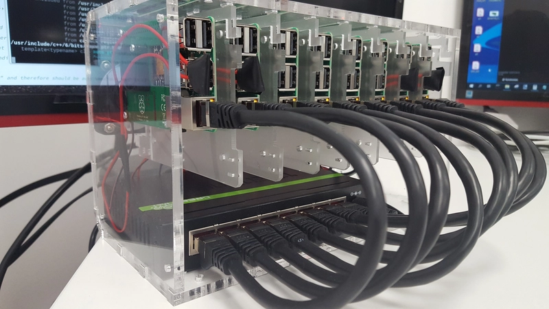 使用以太网供电的 Raspberry Pi 集群的照片。