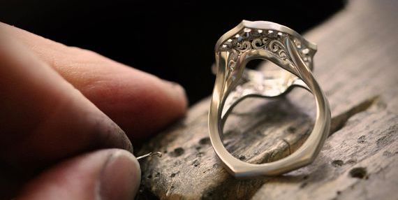 珠宝商正在制作戒指