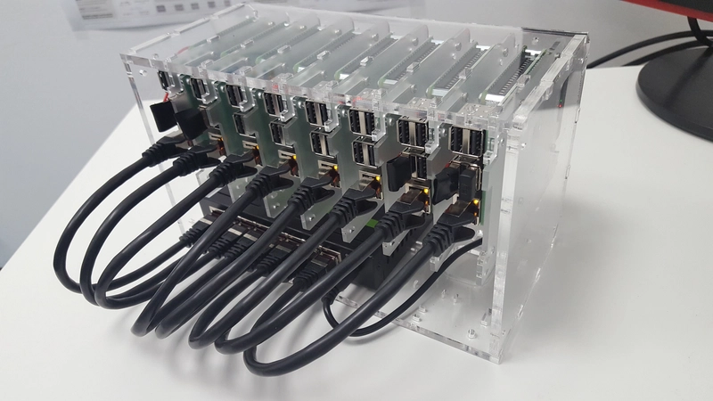 C4Labs Cloudlet Cluster Case 的照片，其中装有 Raspberry Pi 集群
